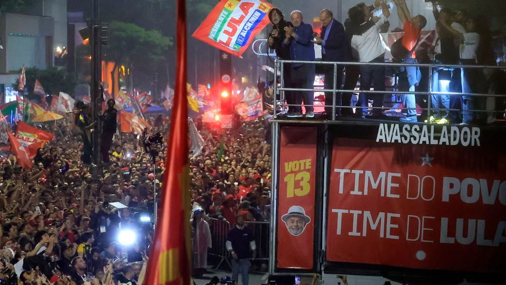 Fotografia jornalística do presidente Lula conversando com eleitores após a reeleição, na Avenida Paulista em São Paulo, em 25 de outubro de 2026.