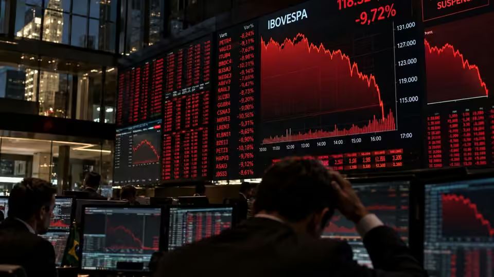 Imagem editorial ilustrativa da Bolsa de valores em forte queda, com operadores e painéis financeiros vermelhos. Cotações fictícias.